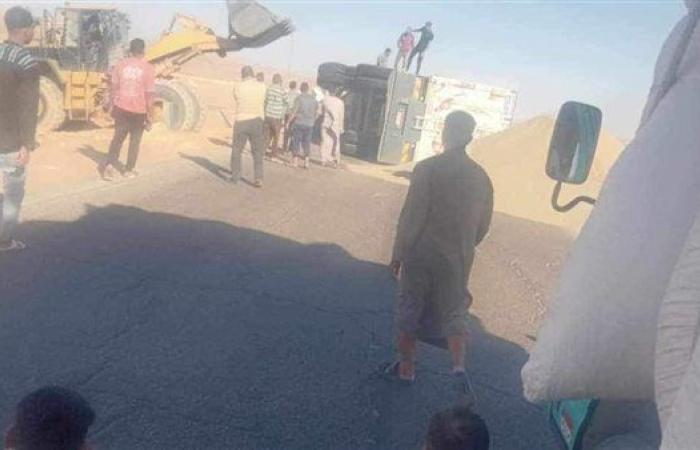 غلق طريق الخارجة الداخلة بسبب انقلاب "تريلا" محملة بالفوسفات