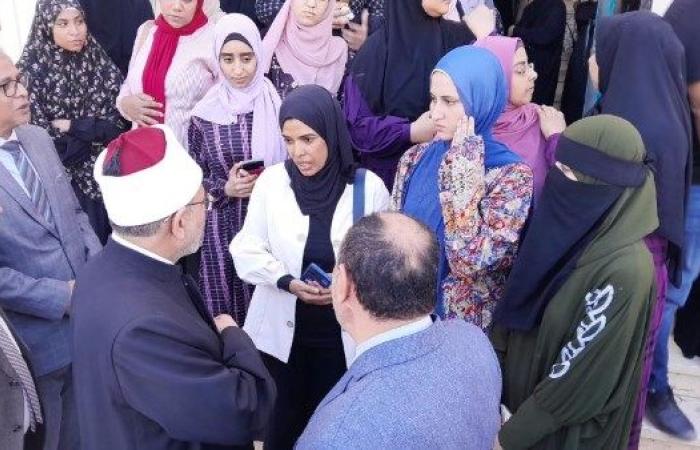 رئيس جامعة الأزهر لطالبات المدينة الجامعية بالأقصر: مفيش تهاون مع المقصرين (صور)