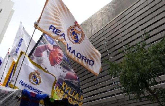 الجماهير تزين ملعب "سانتياجو بيرنابيو" قبل انطلاق مباراة ريال مدريد وبرشلونة بالدوري الإسباني (صور)