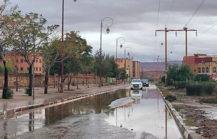 أمطار غزيرة تغرق شوارع مدينة تنغير