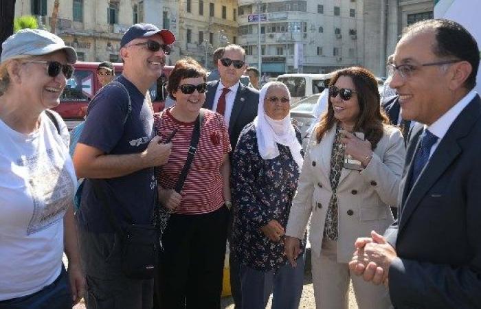 «منورين مصر».. رئيس الوزراء يتبادل التحيات مع السياح خلال جولته في الإسكندرية: