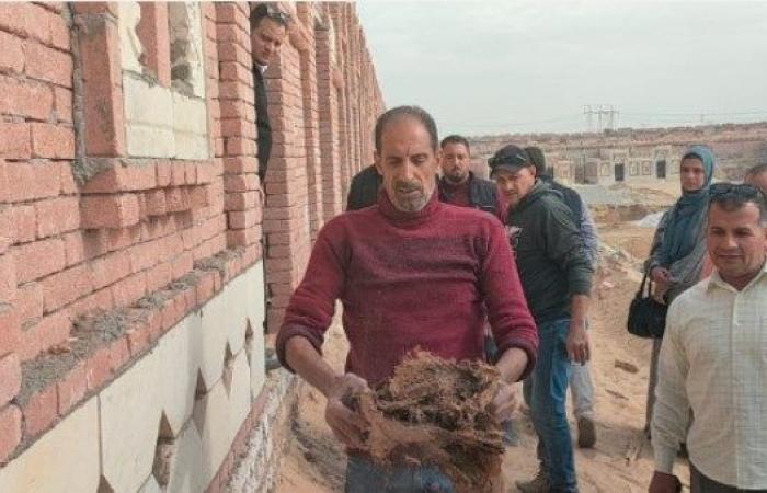 محافظ القليوبية: الصور المتداولة بمقابر الخانكة "ليف" نخل وليست رفات موتى