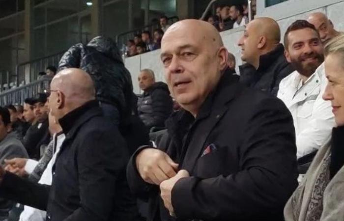 جروس يشاهد مباراة الزمالك والمصرى من مقصورة استاد برج العرب