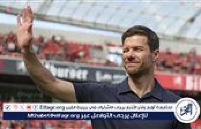 ألونسو يهدي طاقم تدريب ليفركوزن نسخة مصغرة من كأس الدوري الألماني