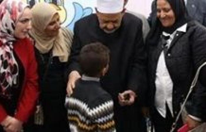 شيخ الأزهر يفتتح معهد «محمد عطيتو» بالأقصر .. ويشارك التلاميذ فرحتهم