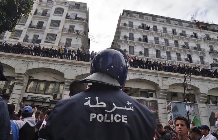 رصيف
      الصحافة:
      النظام
      الجزائري
      يعتقل
      نشطاء
      من
      حملة
      "مانيش
      راضي" - غاية التعليمية