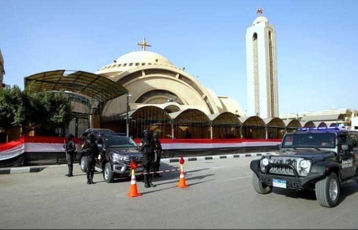 انتشار أمني مكثف بالشوارع لتأمين احتفالات الأقباط بعيد الميلاد المجيد (فيديو)