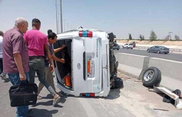 إصابة 8 أشخاص في حادث انقلاب ميكروباص بالصحراوي الغربي