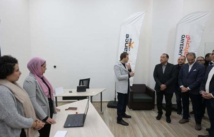 رئيس الوزراء يلتقي عددا من خريجي برنامج التدريب من أجل التوظيف وأكاديمية المواهب المصرية