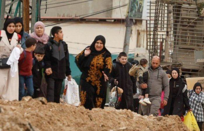 مئات الفلسطينيين يغادرون مخيم جنين مع استمرار العملية الإسرائيلية بالضفة الغربية