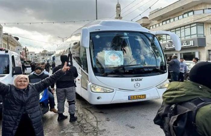 بدء وصول الأسرى الفلسطينيين المحررين من سجون الاحتلال إلى منازل عوائلهم